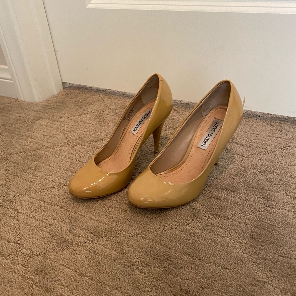Steve Madden Patent Tan heels